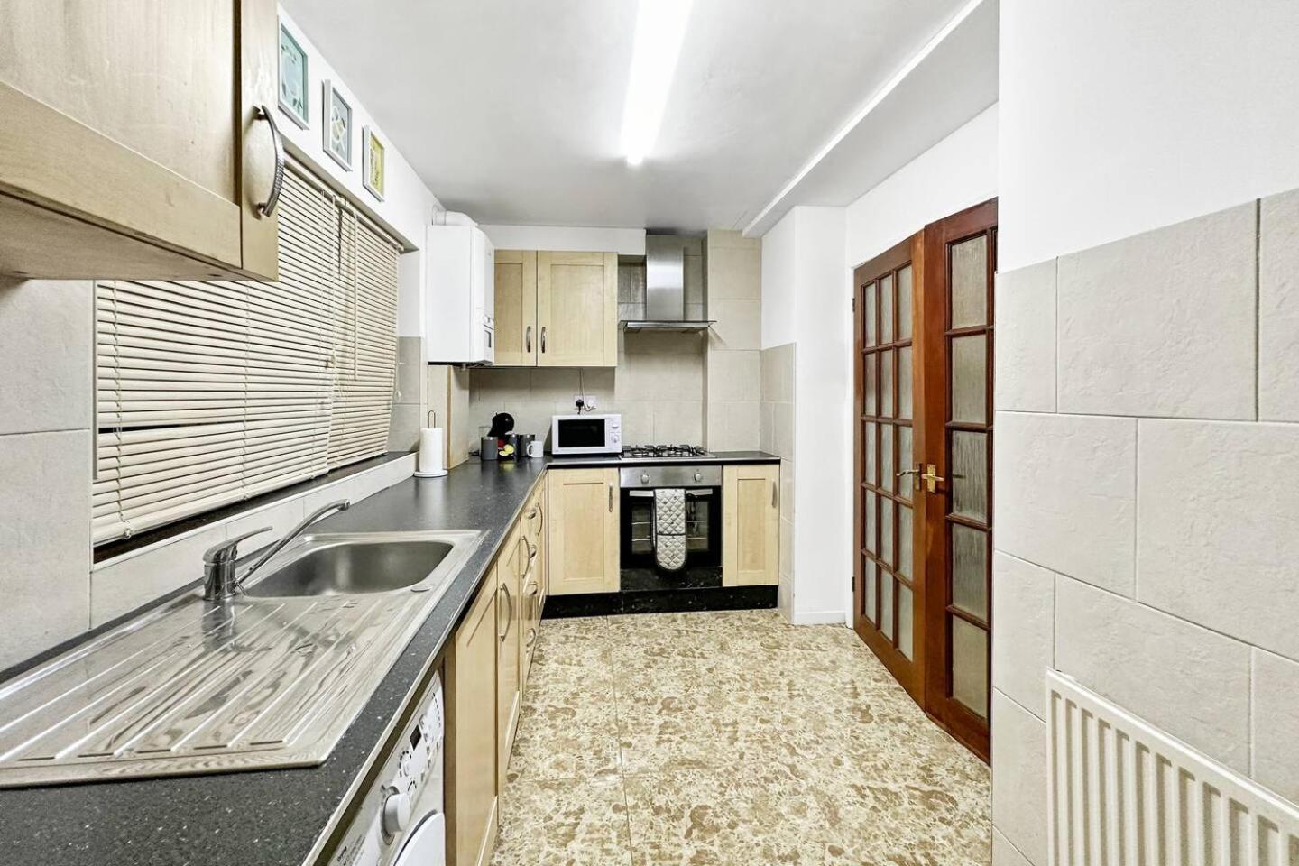3 Bed Home In Tonypandy With Balcony View Room Llwynypia Exterior foto